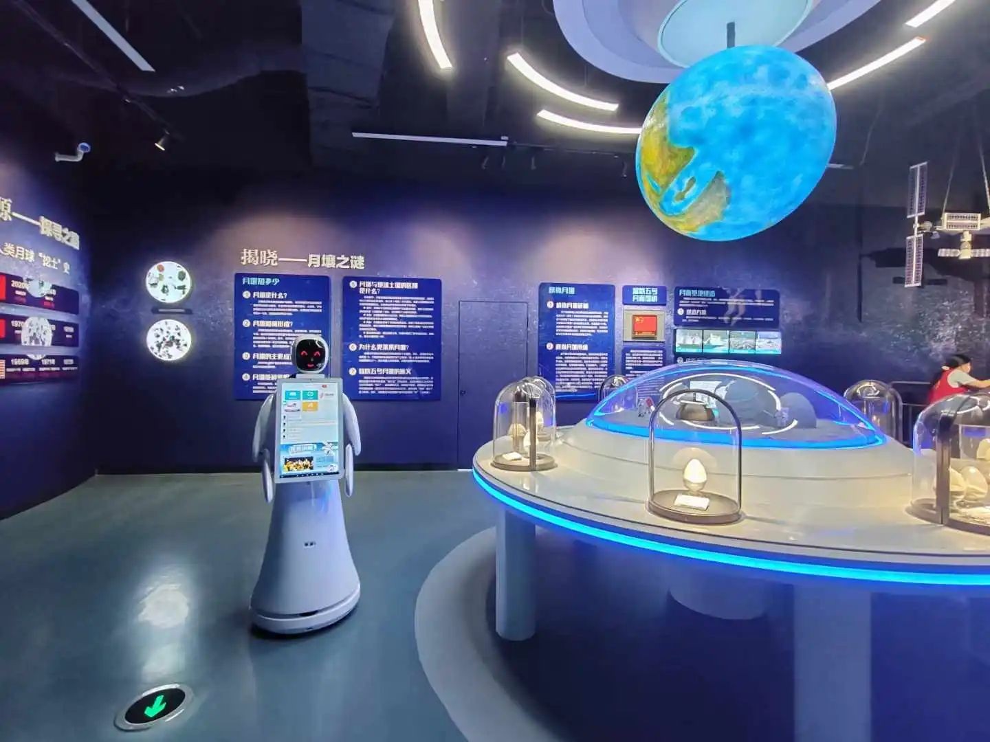 武汉科技馆携手艾米AI服务机器人，共赴智慧之旅！